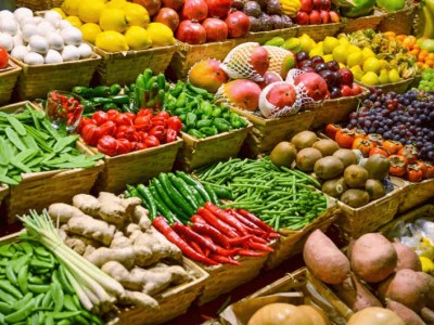 1 mớ rau hữu cơ và 1 mớ rau thông thường, nên chọn loại nào và vì sao?